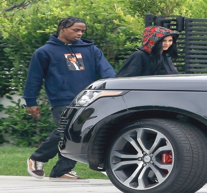 — Braţele şi le lungeşte pe de o parte şi de alta a marginii jacuzzi-ului în clipa în care Kendall - 15 Strangers in passing casually