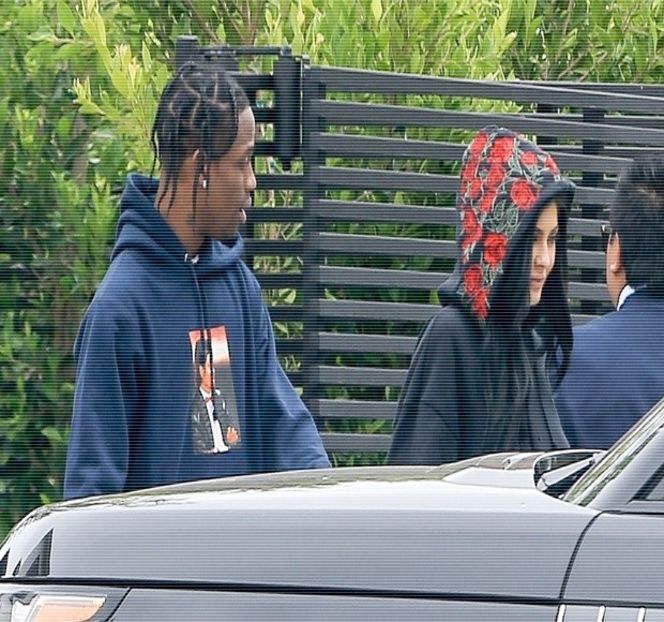 — Şi din partea iubitului ei, curând ambii bufnesc în râs, întinzându-şi amândoi braţele în - 15 Strangers in passing casually