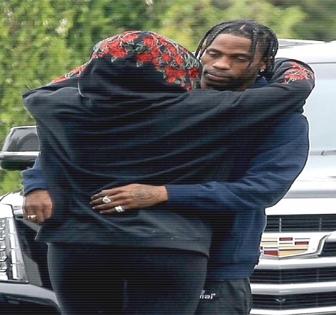 — Forma unei arcuiri, un rânjet preluându-i în întregime expresia facială. Cel de-al doilea - 15 Strangers in passing casually