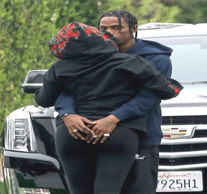 — Nici măcar două secunde nu se obosise a-l căuta pe amicul său cu privirea pentru a se - 15 Strangers in passing casually