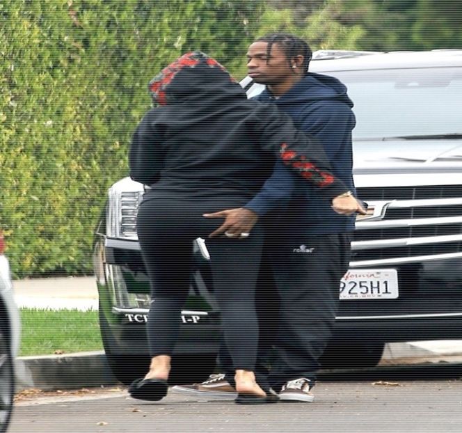 — Îi aruncă acesteia o privire fugitivă, clipă în care corpul parcă i-l soarbe printr-o rapidă - 15 Strangers in passing casually