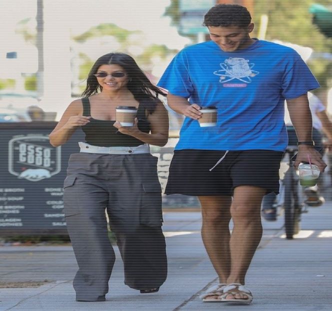 —  Sesizându-l, aşa cum anticipase, tolănit pe unul dintre obiectele de relaxare, decide să-i - 15 Strangers in passing casually