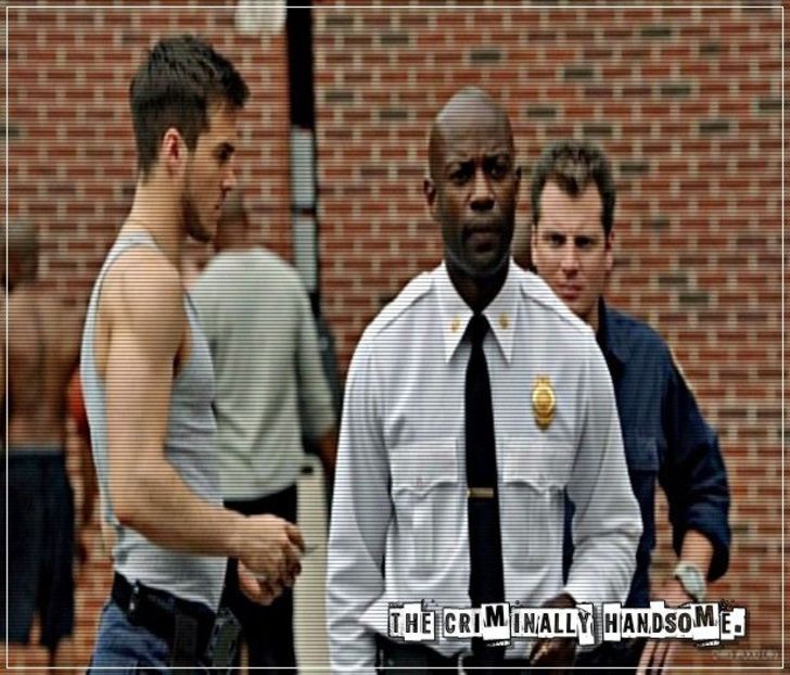 Se gândește imediat că casa e plină și nu că i-ar fi greu să se strecoare până la el, dar - EP01 x Gon make u move to Miami