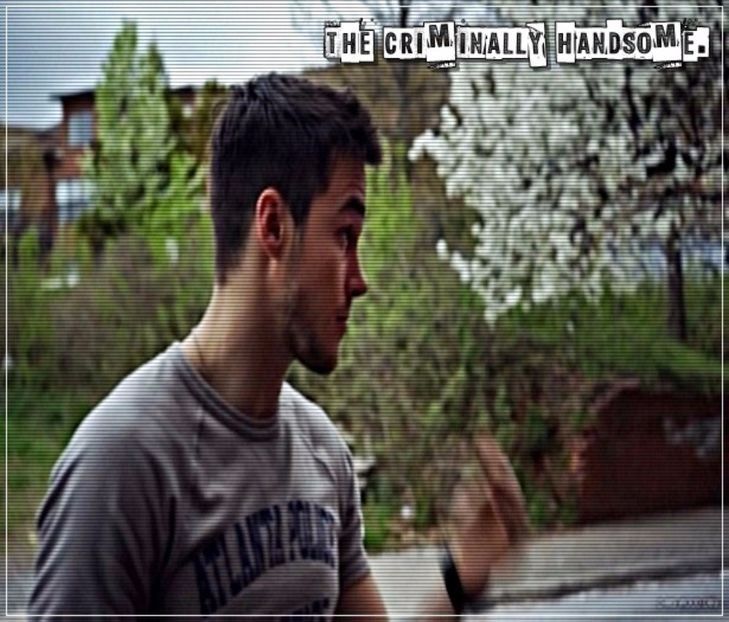 prezenți printr-o înclinare simplă din cap și cum ochește un spațiu liber pe canapea cum - EP01 x Gon make u move to Miami