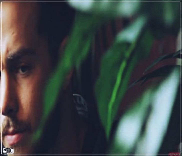 În timp ce sorbea din cidru simte cum i se izbește de frunte o bilă din hârtie. Se încruntă - EP01 x Gon make u move to Miami