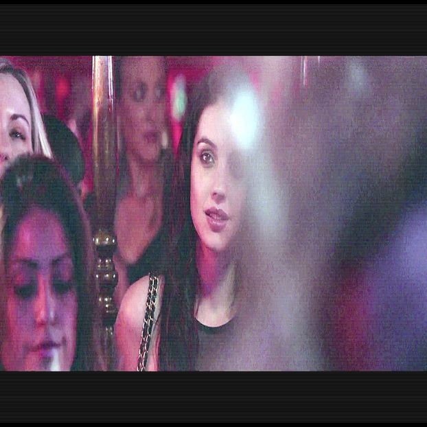 ━ ❞Cine naiba a îndrăz-❞ Nu era surprinsă să îl vadă, dar totuși fața ei exprima surprindere. - EP01 x Gon make u move to Miami