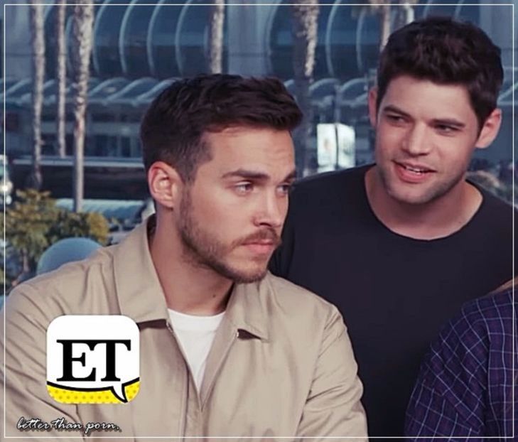 Se stăpânește să nu râdă când îl imită pe tonul pițigăiat și doar își strânge buzele dându- - EP01 x Gon make u move to Miami