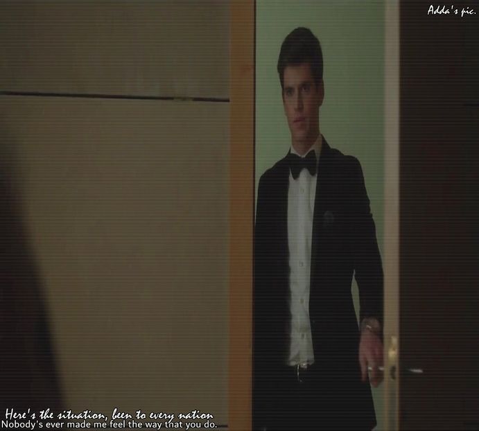 》din spate, unde avea să mănânce la o măsuță. Salută și persoanele prezente acolo, + - EP01 x Gon make u move to Miami