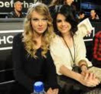 taylor si sely - SELENA GOMEZ