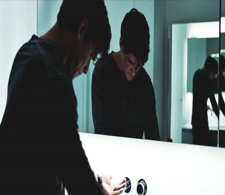 ━ Era îmbrăcat cu o pereche de pantaloni scurți și avea în mână o ladă frigorifică micuță. - EP01 x Gon make u move to Miami