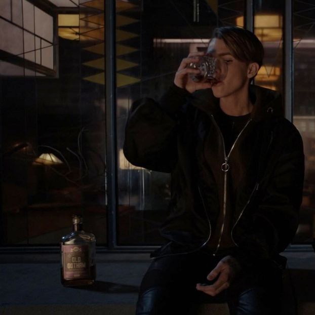 sǝuʅǝʍʞʞᴉɐʅsǝupoɥ؛┇Se muta intre timp sus la etaj pe balcon cu un pahar si o sticla de - EP01 x Gon make u move to Miami