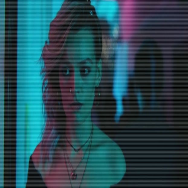 - Ridic o sprânceană confuză observând comportamentul ei care se schimbase odată - EP01 x Gon make u move to Miami