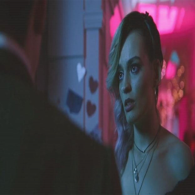 - Îmi întorc privirea spre Amya, surprinsă de întrebarea ei, iar înainte să îi răspund o privesc - EP01 x Gon make u move to Miami