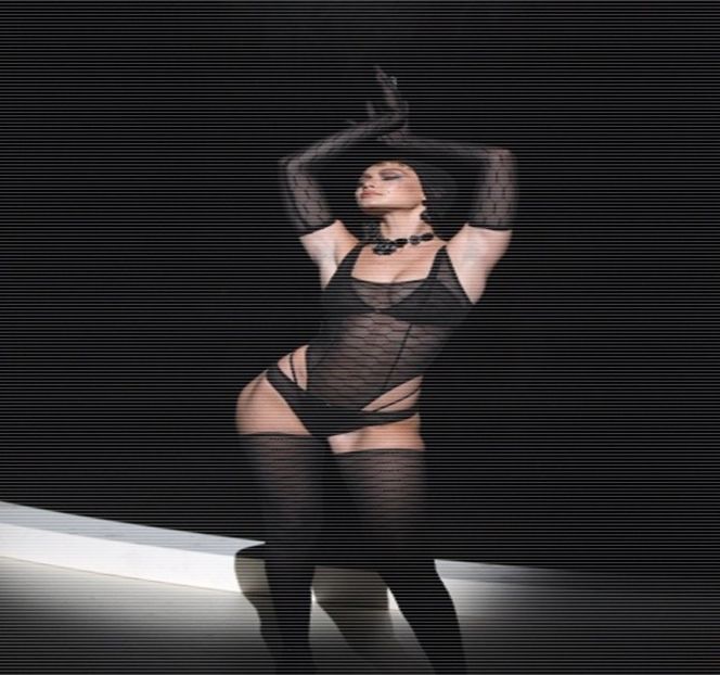 —  Clipe, până ce, sfârşeşte a-şi aloca atenţia asupra blatului, locul în care iubitul său - 16 She tryna sugarcoat the taste