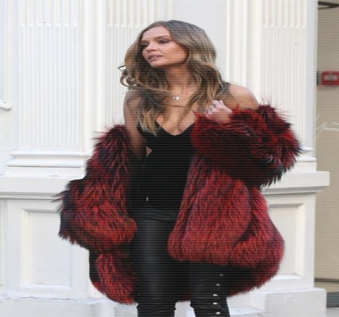 — Lucru ce o aduce în pragul în care să îşi retragă mâinile şi să îi cuprindă acestuia chipul - 16 She tryna sugarcoat the taste