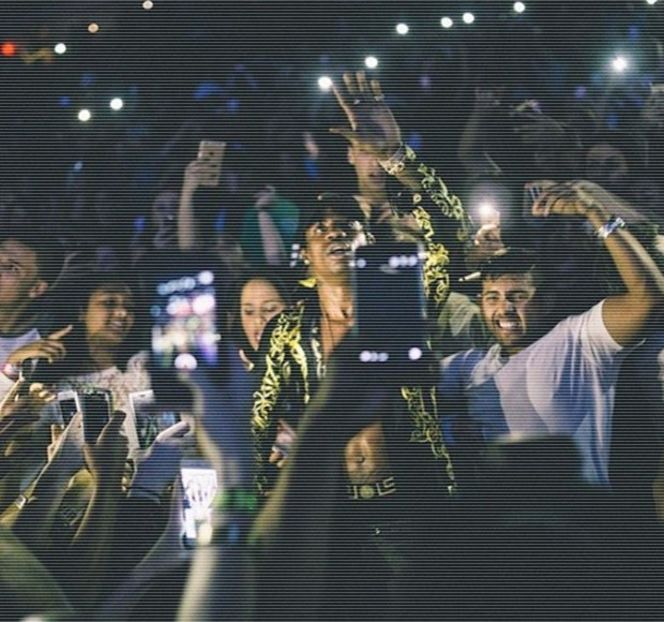 — Pornind aşadar din dreptul pieptului, trasând linia dintre sâni, cea a abdomenului, până ce, - 16 She tryna sugarcoat the taste