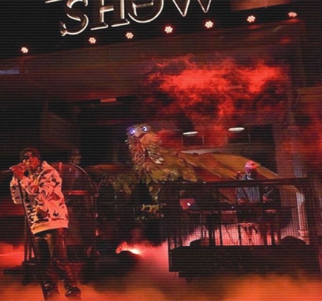 — Ce amica sa revine deasupra lui, dar totodată porneşte un sărut deloc identic celor precedente, - 16 She tryna sugarcoat the taste