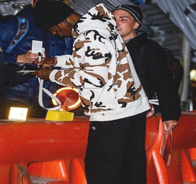 — Peste pielea din acea zonă, strângându-şi totodată protectiv braţele în jurul corpului ei. - 16 She tryna sugarcoat the taste