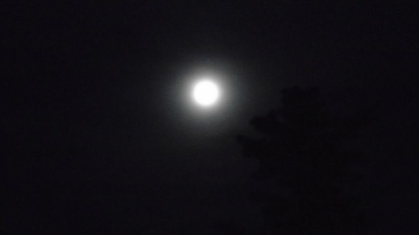 Luna plina si eclipsa penumbrala in Sagetator (Strawberry moon) - Luna - Soarele si norii - 2