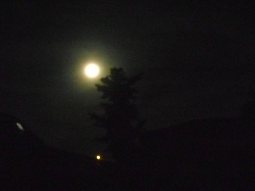 Luna plina si eclipsa penumbrala in Sagetator (Strawberry moon) - Luna - Soarele si norii - 2