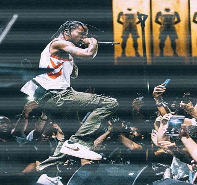 —　Al păturii de culoare albă, până ce palma îi ajunge poziţionată peste pielea goală a piciorului - 16 She tryna sugarcoat the taste