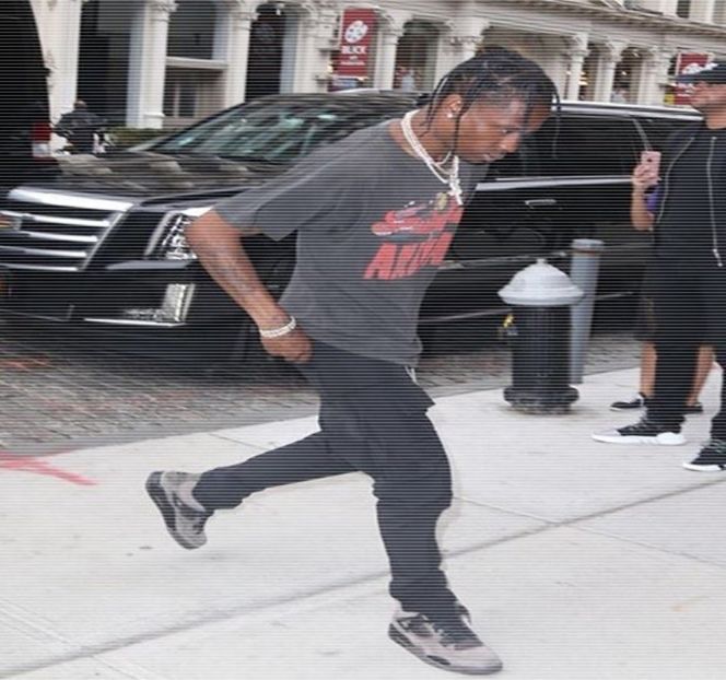 —　Îşi înalţă ulterior privirea până ce o întâlneşte pe cea a şatenei, producându-se automat - 16 She tryna sugarcoat the taste