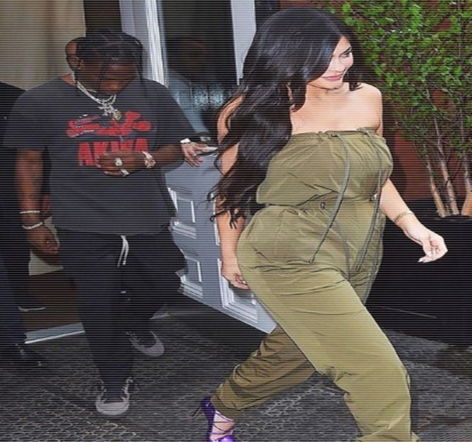 —　Mai mult din cauza acelei ore ale dimineţii. Abia apoi pe buzele sale se creează un rânjet, - 16 She tryna sugarcoat the taste