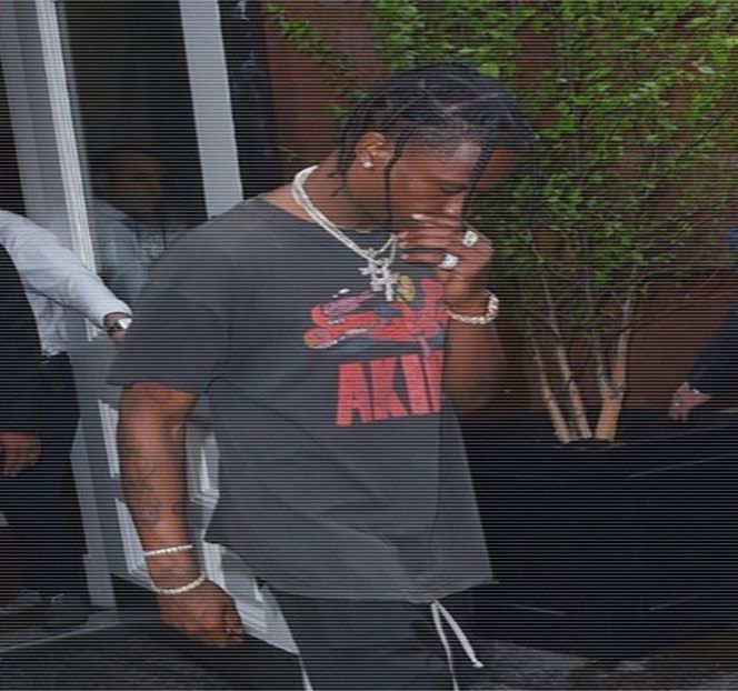 —　Respectiv tavanul. Aducând un strop de dramatism momentului, dar şi cerinţei proprii, - 16 She tryna sugarcoat the taste