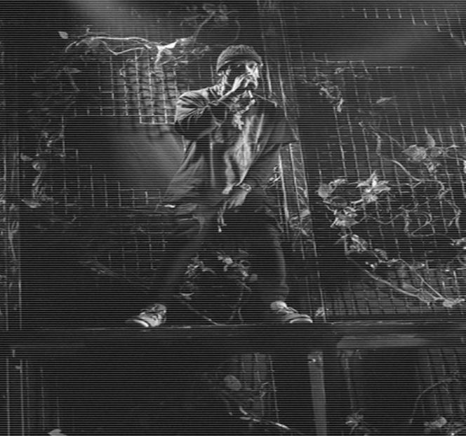 — Rezemat de această dată într-un singur antebraț căci palma opusă și-o plasează - 16 She tryna sugarcoat the taste