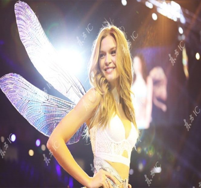 — Asemenea unui tic stângace. „Da, este.” rosteşte puţin sec chiar, în completarea gestului - 16 She tryna sugarcoat the taste