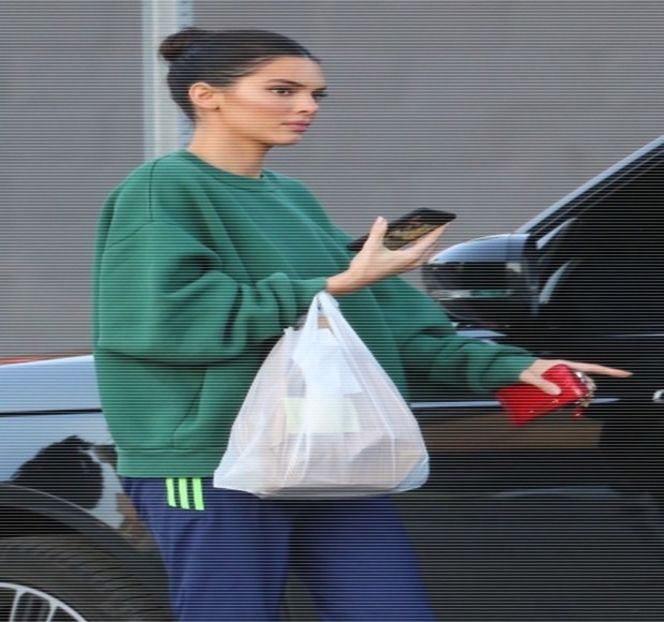 —  Direcţia opusă, cel mai probabil intenţionând a coborî scările şi a se îndrepta către bucătrie, - 16 She tryna sugarcoat the taste