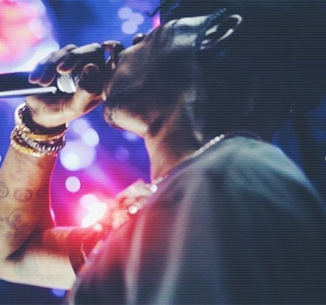 —　Acel moment la urechile lui ajung paşii (cel mai probabil ai lui Kendall) înaintând pe hol, - 16 She tryna sugarcoat the taste