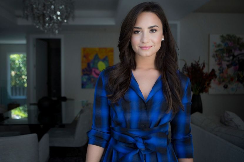UHQ003 - DEMI LOVATO PHOTOSHOOTS 1
