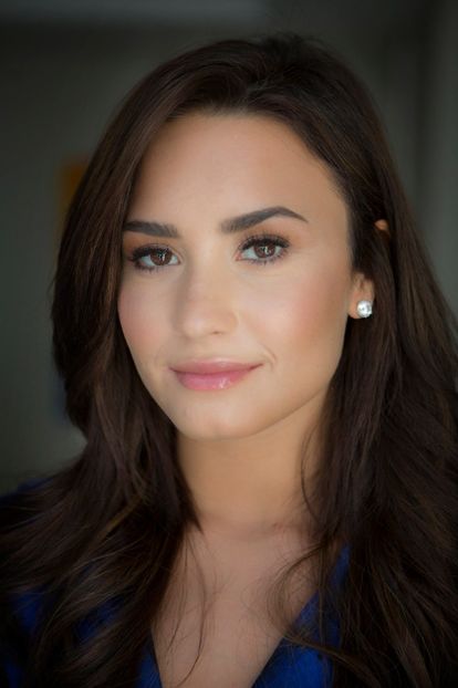 UHQ004 - DEMI LOVATO PHOTOSHOOTS 1