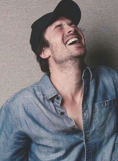 - *râde în hohote IP* plângi doar pentru asta? *râde și deschide el + - Episodul 1