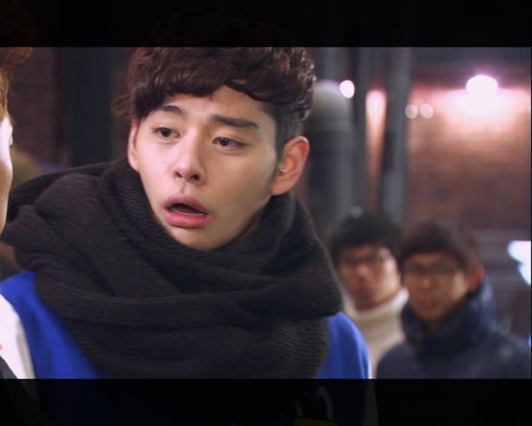 ▌Se uită la ea și apoi la corpul ei  ▌　― Nu ești prea slabă pentru fusta asta? - Episode 01