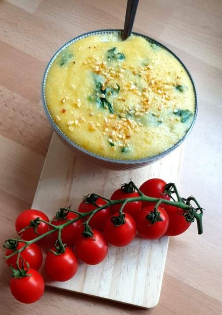  - Mamaliga cremoasa cu spanac parmezan si fulgi de usturoi