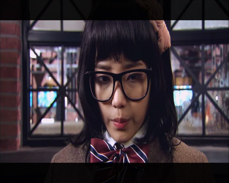 ▌Vede pe cineva care stă singur. ▌　― Hmm.. - Episode 02