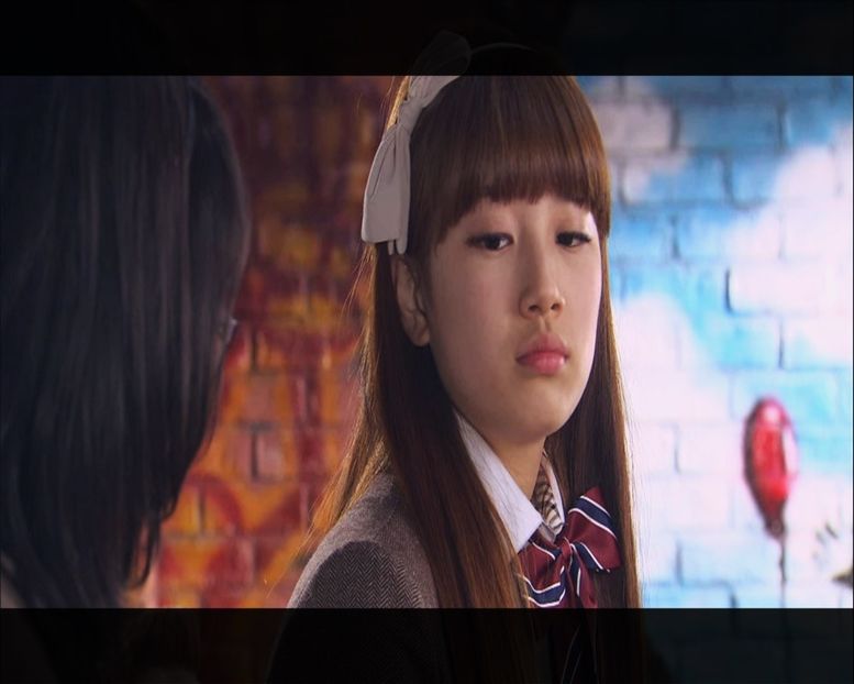 ― Cred că da.　▌Dă din umeri. ▌　― Toți băieții umblă după ea, la fel și fetele. - Episode 02