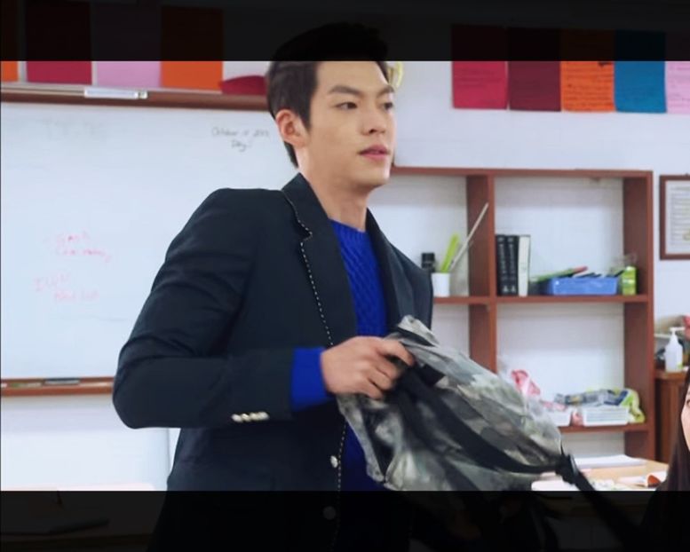 ▌Îi ia ghiozdanul. ▌　― Ia să vedem ce ascundem noi aici. - Episode 02