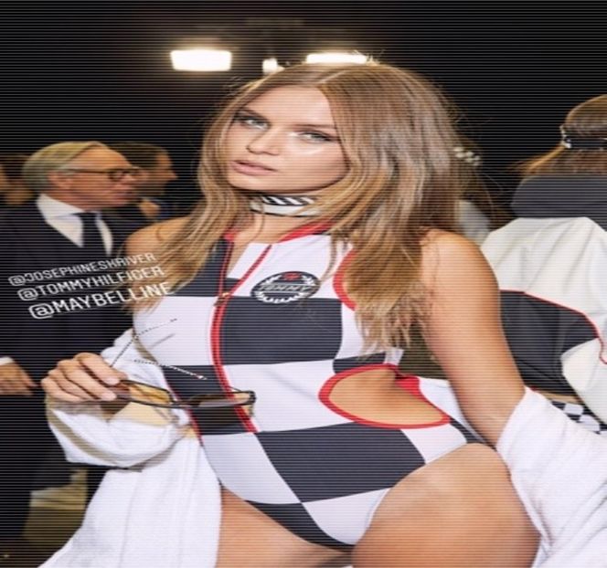 — Îi oferă amicei sale un simplu zâmbet de-ndată ce aceasta cade de acord în privinţa - 17 My eyes red but my brim low