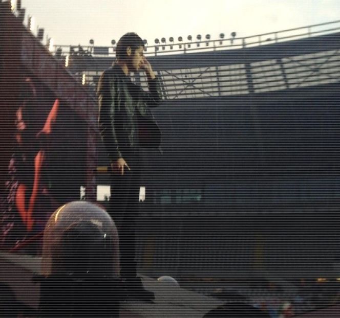 — De vedere. Tocmai din acest specific motiv, maxilarul i se încordează şi, într-un mic exces - 17 My eyes red but my brim low