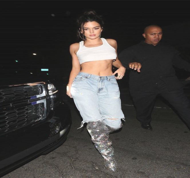 —  De-ndată ce iubitul său citeşte întrebarea respectivă, simte cum privirea sa îi cutreieră - 17 My eyes red but my brim low