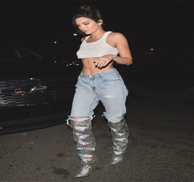 —  El are acea reacţie vocală. Astfel că, tocmai pentru a pune paie pe foc şi accentua - 17 My eyes red but my brim low