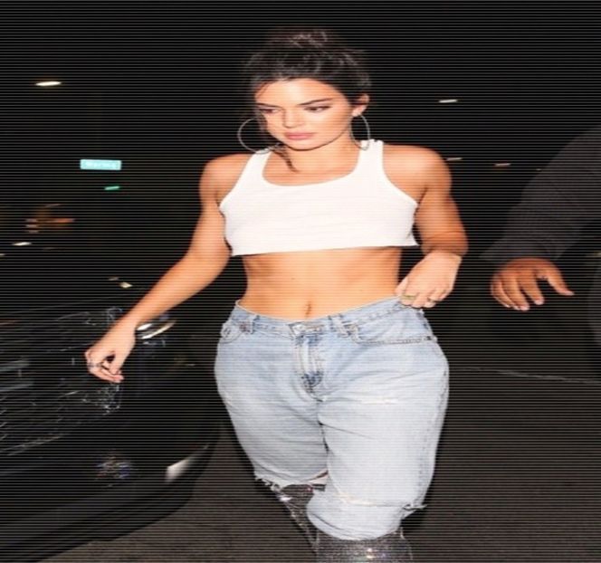 —  Care, nonşalant, braţul şi-l lungeşte după propria-i sticlă de alcool. În profida faptului că - 17 My eyes red but my brim low