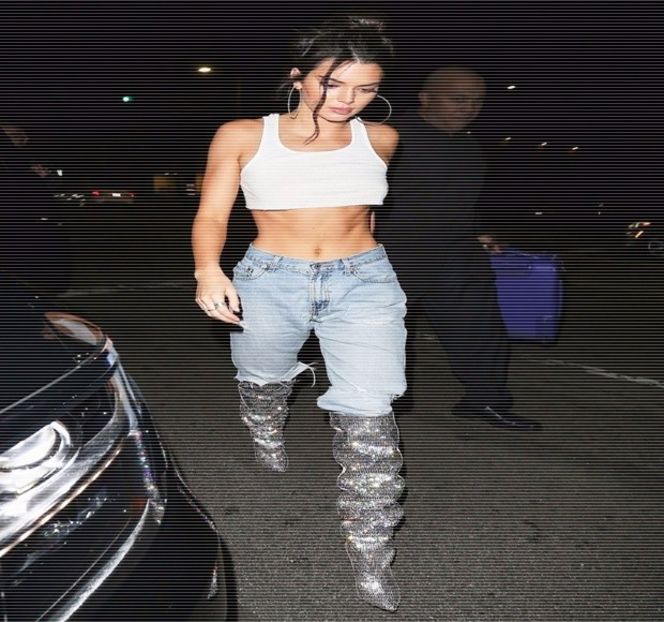 —  Îi copiază astfel răspunsul, rânjetul fiindu-i constant prezent pe buze. Totuşi, ceea ce reuşeş- - 17 My eyes red but my brim low