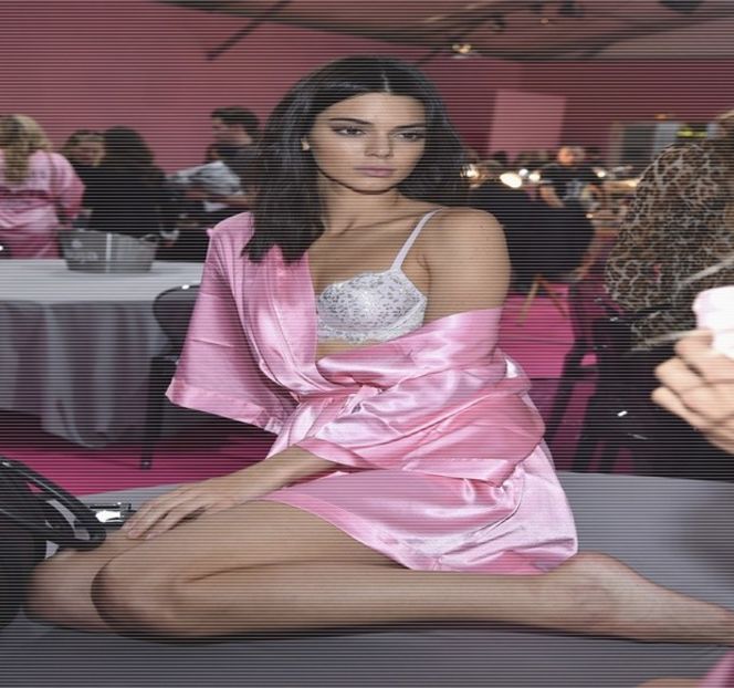 —  Scena care tocmai se desfăşura sub ochii ei, şi nu doar ai ei, ci a tuturor, o aduce într-o - 17 My eyes red but my brim low