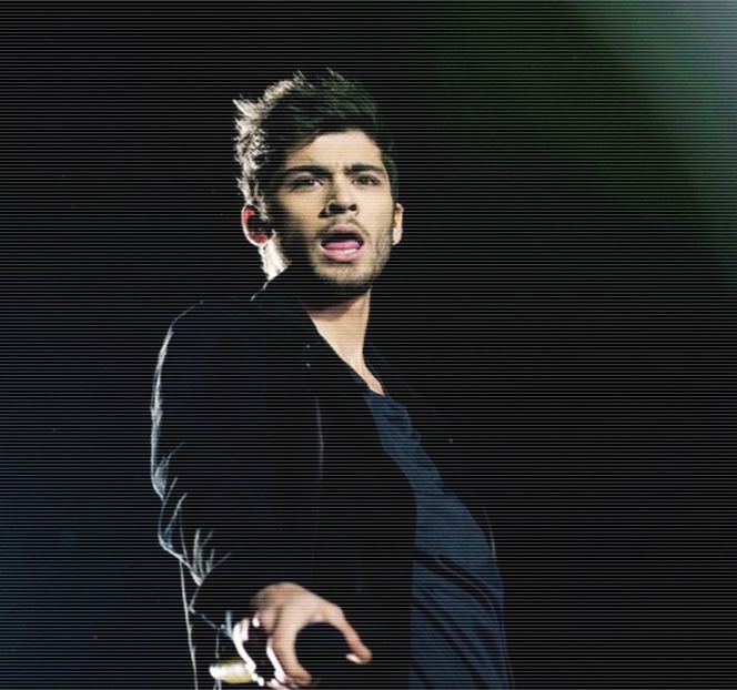 — Decât vreodată. Prin intermediul aceleiaşi lejerităţi, priveşte în direcţia lui Travis. „Te văd - 17 My eyes red but my brim low