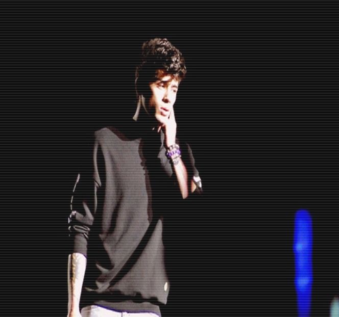 — Acesteia, braţul şi-l întinde spre măsuţa de cafea, peste care trânteşte fundul sticlei de - 17 My eyes red but my brim low