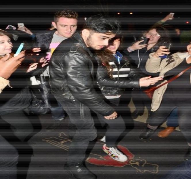 — O priveşte constant, şi chiar dacă manifestarea ei constă şi în altfel de acţiuni, precum - 17 My eyes red but my brim low